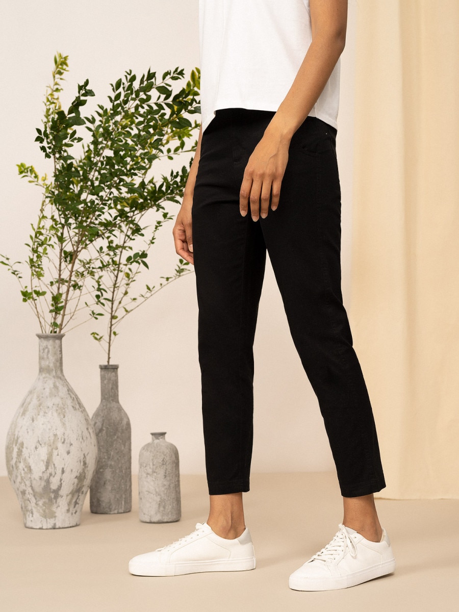 OUTHORN Women's woven trousers deep black 2